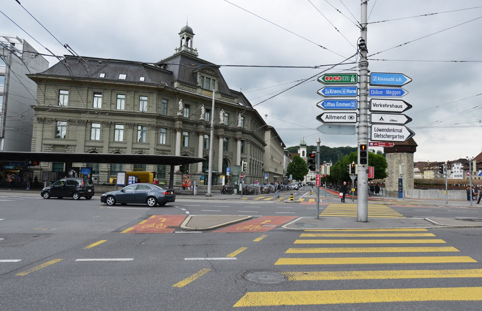 瑞士的自行车道设置是比较有意思的，也充分体现了自行车在这个国家的地位，在很多路口.jpg