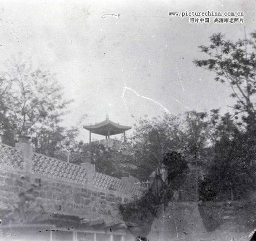 1900年　从烟台山公园看信号台