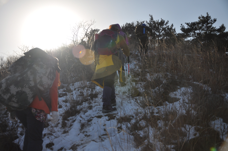 随着冬阳的升起，我们爬到了半山腰，阳光大好！