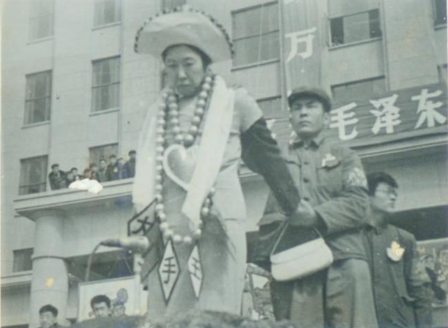 1967年4月10日，清华大学学生批斗王光美。.png