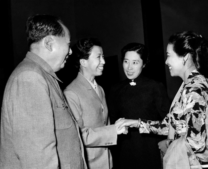 1962年9月29日，印度尼西亚总统苏加诺的夫人哈蒂妮，应中国国家主席刘少奇夫人王光美.jpg