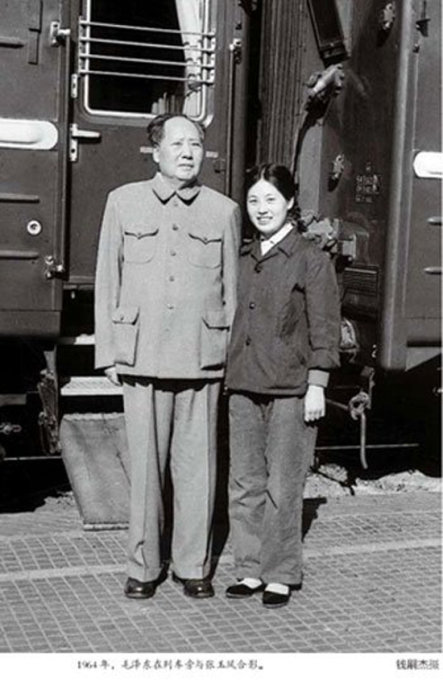 1960年代曾任职于牡丹江铁路局的餐车服务员，广播员，此后被调任铁道部专运处，出任毛.jpg
