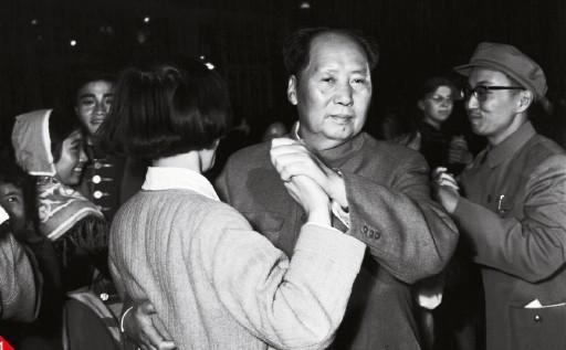 20世纪60年代中南海春藕斋的舞会上，毛泽东和孟锦云翩翩起舞.jpg