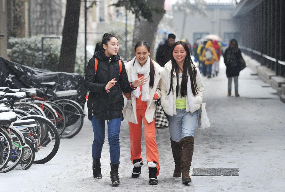 2月7日，中央戏剧学院艺考在京初试，考生雪天赶考。.jpg