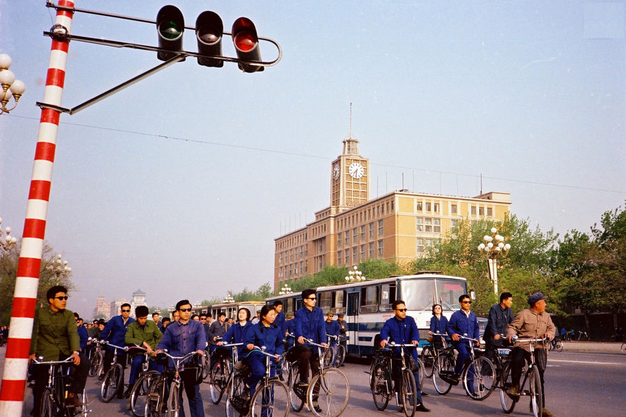 1981年，北京，市民上班或出行主要靠自行车，着装也几乎是蓝黑灰色。.jpg