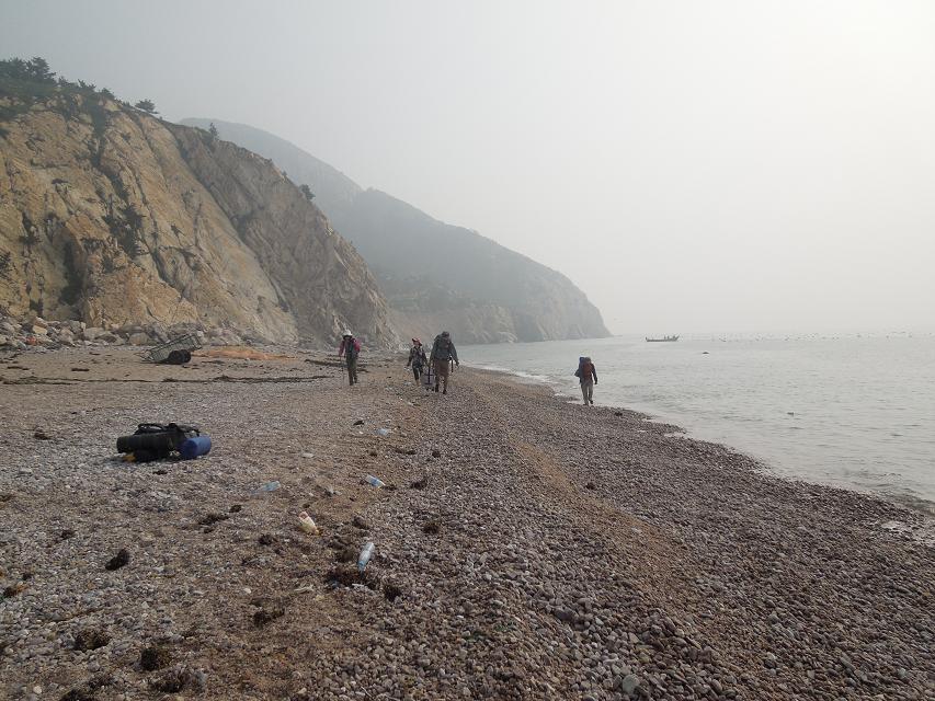 行走在海滩上，哪里石子被浪花冲击的声音非常好听.jpg
