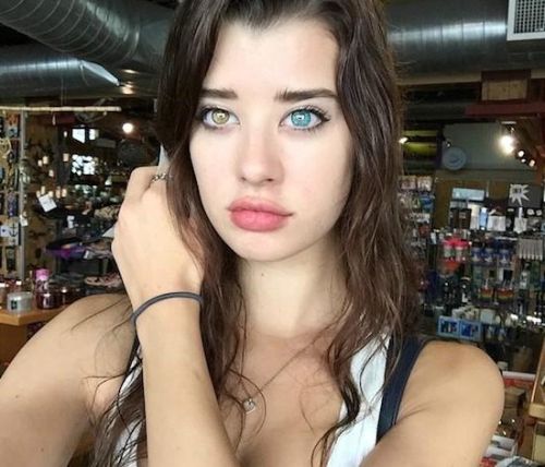 今天看到的这个20岁模特Sarah McDaniel，在容貌上无限接近了喵.jpg