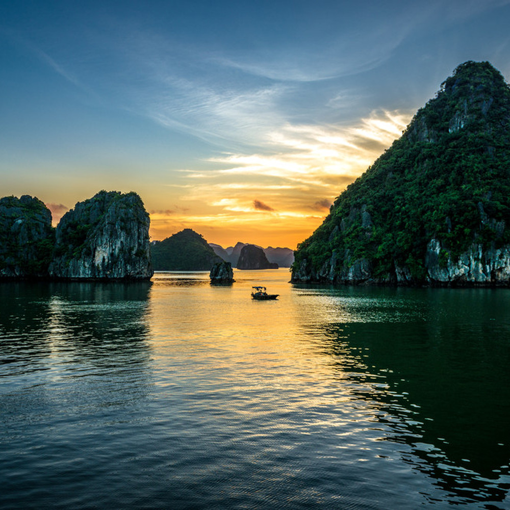 10642_Beautiful_sunset_at_Halong_bay_Vietnam_.jpg