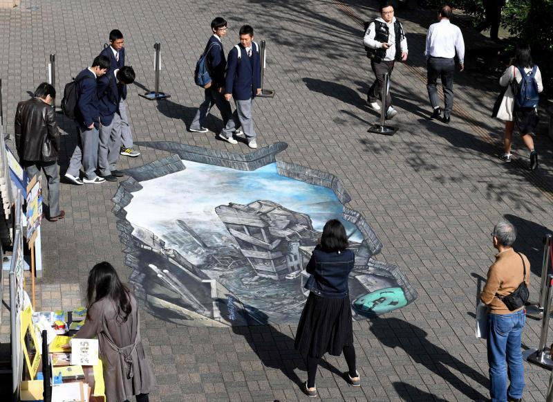 00.日本东京明治大学校园内的走道上出现了一幅立体画，描绘的是饱受战火蹂躏的叙利亚.jpg