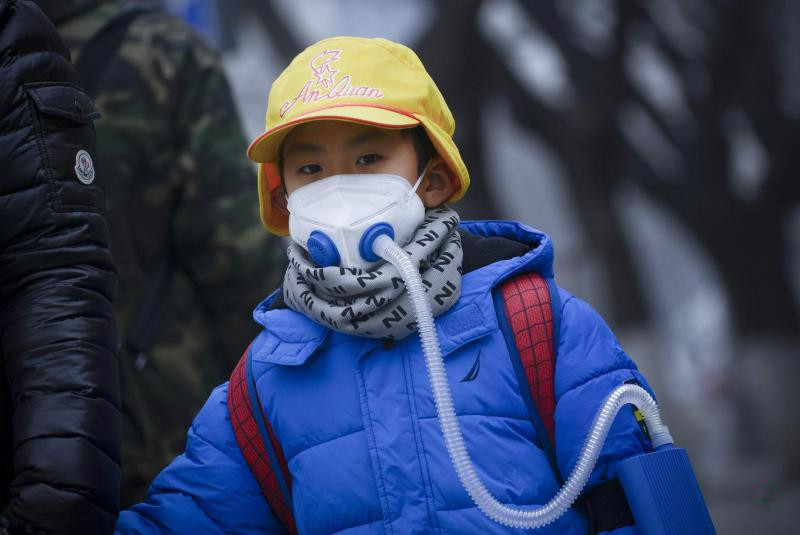 00.北京街头上一名戴着特制口罩的小男孩。（法新社）.jpg