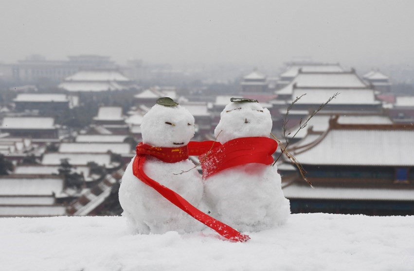 2月21日，北京，北京迎来鸡年后第一场降雪，市民纷纷出来赏雪拍照。 视觉中国 图.jpg