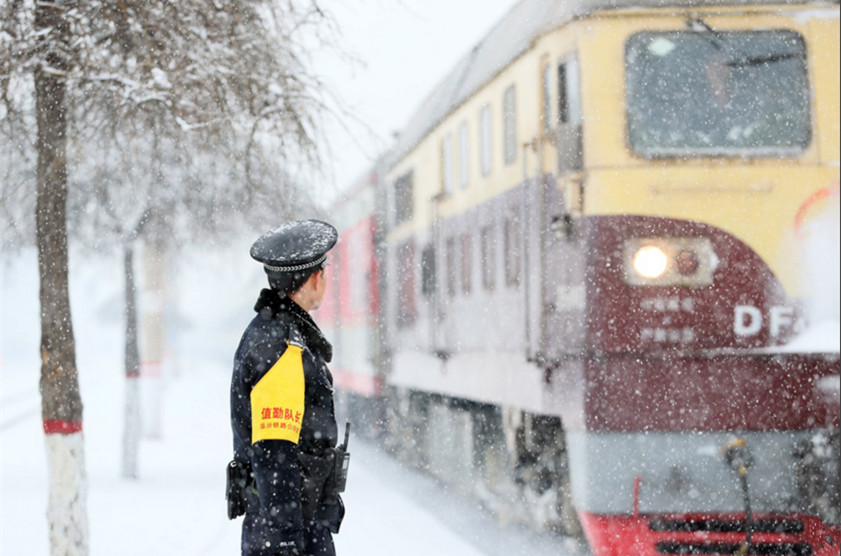 2月21日，在山西运城车站，民警在雪中执勤。当日是2017年春运最后一天。2017年春运从1.jpg