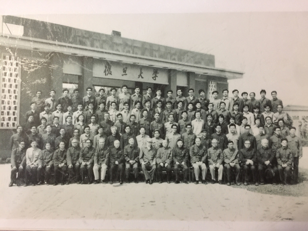 0.曹景行所在的复旦大学历史系1978级学生毕业照.jpg