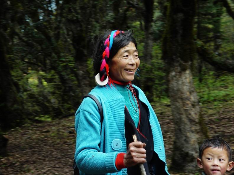 典型的康定藏族妇女头饰
