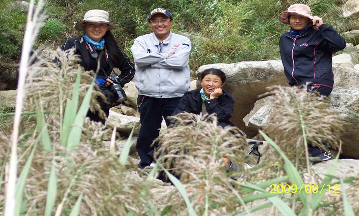 在龙凤峡与巾帼们在一起