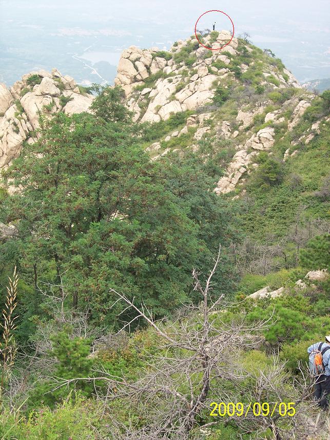 在莱山顶上探路