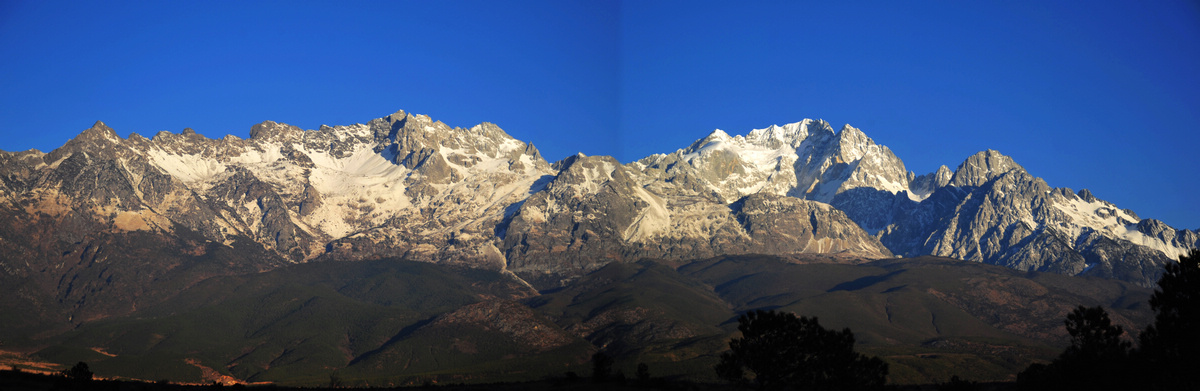 玉龙雪山全景.jpg