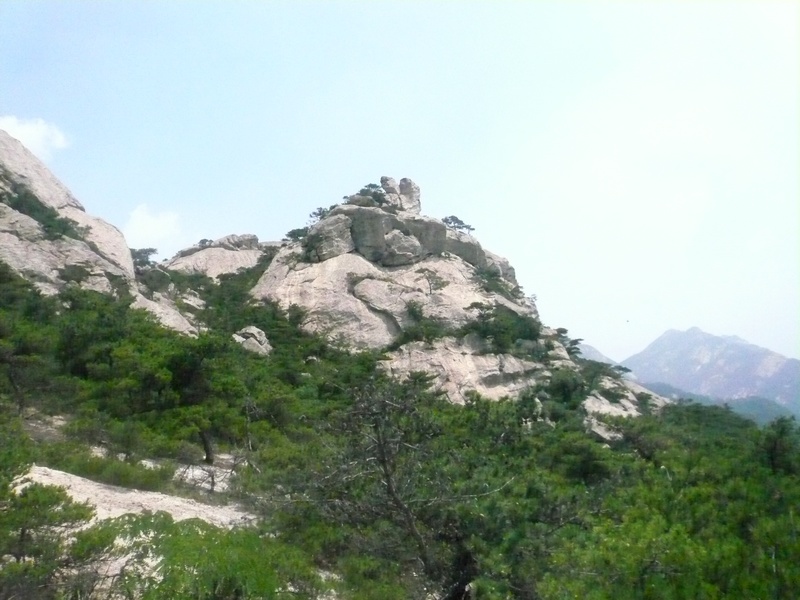 山顶的怪石特征明显，我们就是在此苦苦找寻通向黑龙潭的岔口
