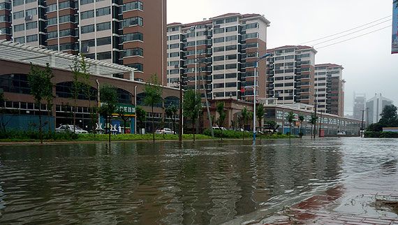 莱山庆祥路等区域内涝成河