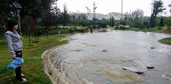 莱山休闲体育广场的小道上水流成河