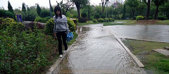 莱山休闲体育广场内的污水井盖被顶翻