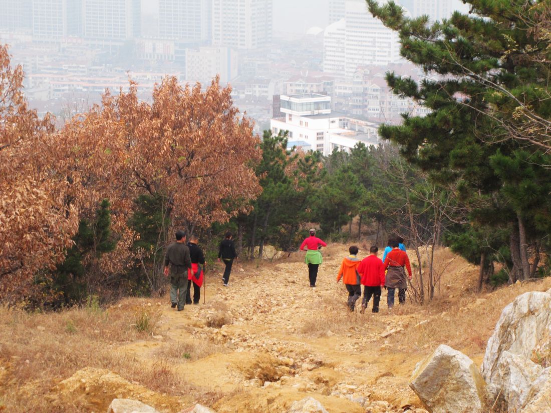 过了开花石东小亭子，一路向北下山