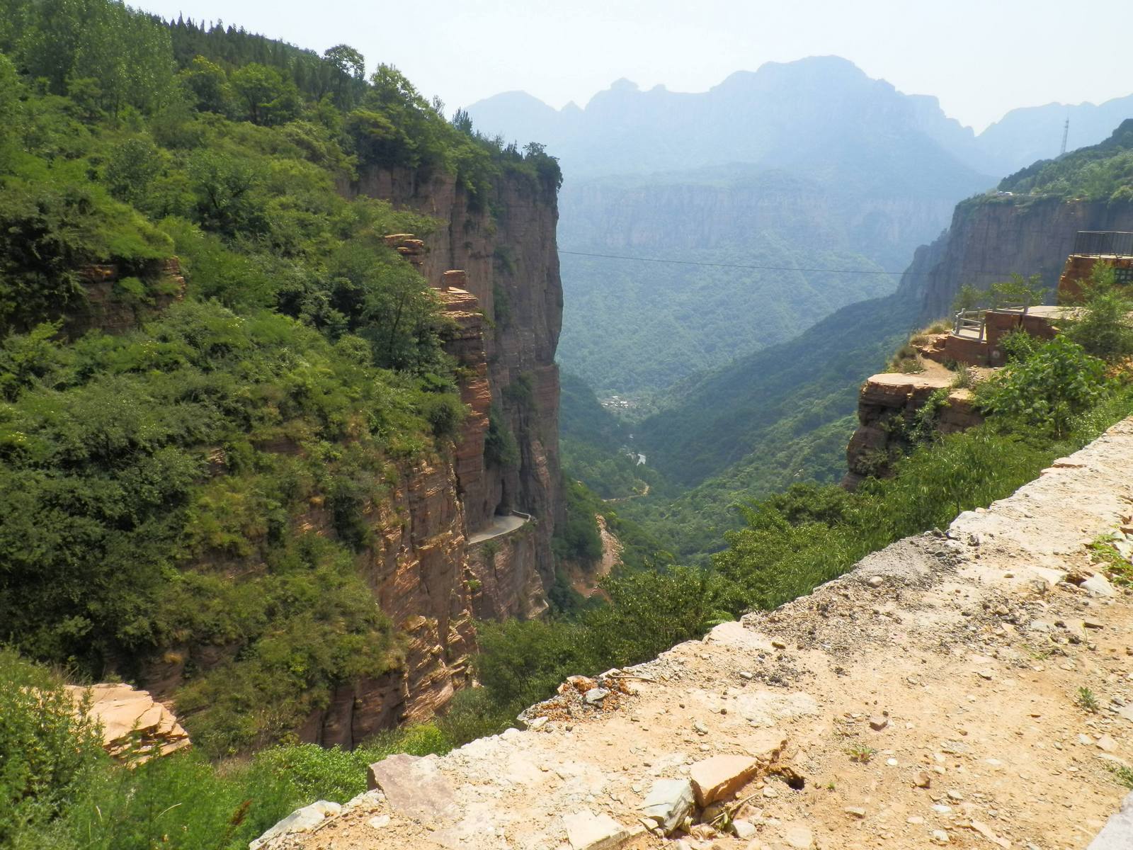 通往大山之外.JPG