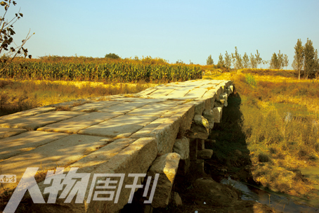 “青杀口的桥还在，只是高粱地没了”，这是电影《红高粱》中的那座石桥.jpg