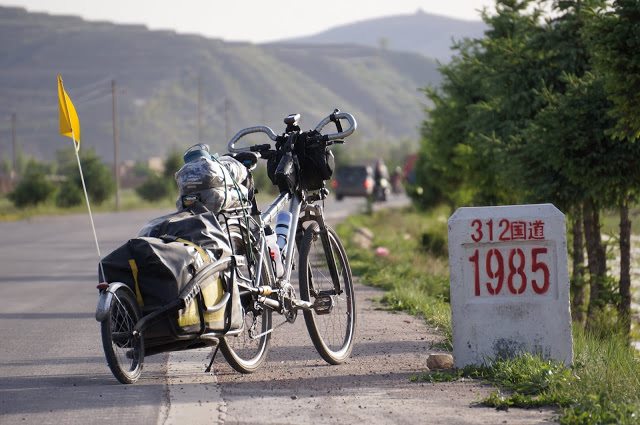 2.312国道1985K，在出生年份前合影，不过也让人好奇这条路到底有多长阿.jpg