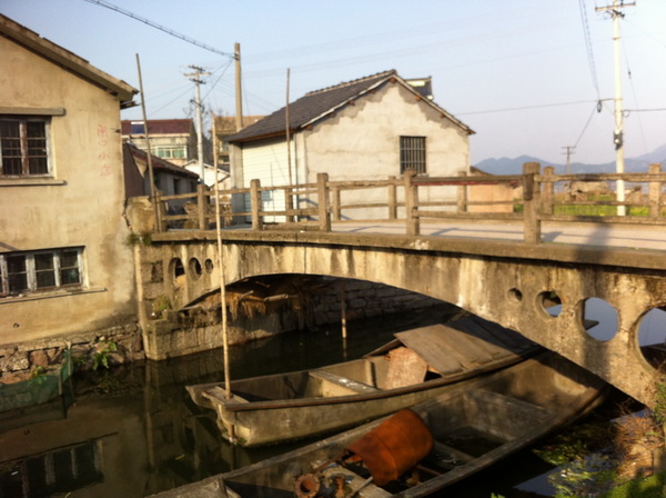 村里小桥，另一张照片有村民洗菜，没压缩