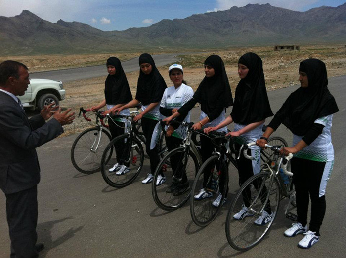 0.阿富汗国家女子自行车队为了2012年的比赛作准备_副本.jpg