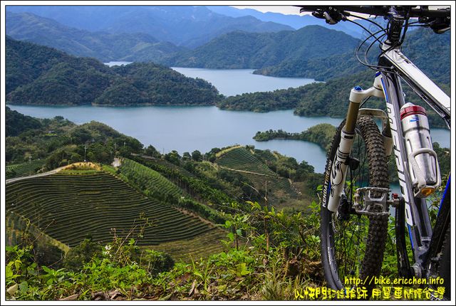 就在无止境的爬升之后，瞬间豁然开朗，台湾的千岛湖景观突然就在眼前展开.jpg