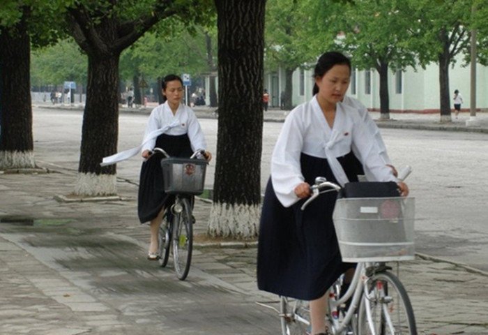 000.朝鲜最近解除了一项禁止女性在市区骑自行车的禁令。_副本.jpg