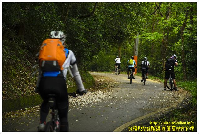 1.约骑的骑友在三义火车站集结，随即转入石坑产业道路，一上路就是陡坡.jpg