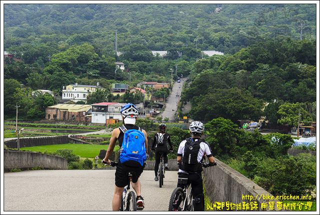 18.单兵注意，目标双峰山顶的慈惠宫，一路踩车前进.jpg