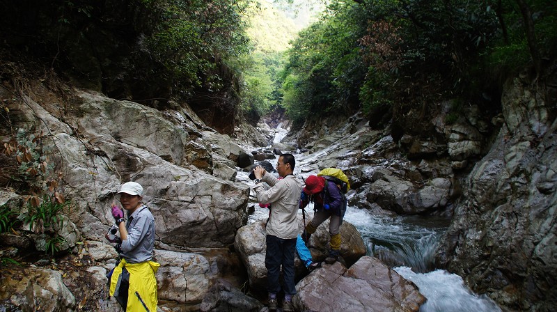 下到沟里开始沿着河道走.jpeg