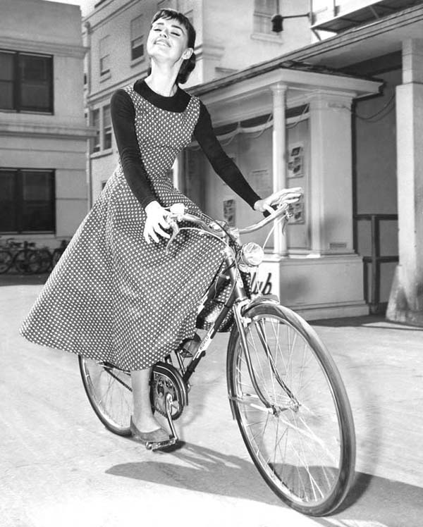 看，穿上裙子骑自行车多舒服、多自由呀！而且大家注意一下点点装可是近期的流行时尚哟！.jpg