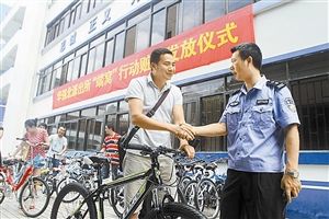 0.三个月不吃肉攒钱买单车遭小偷 警方为其寻回.jpg