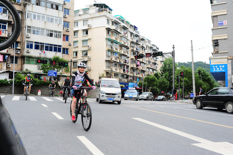 沿着千岛湖边，一路向西，风景真是不错_副本.jpg